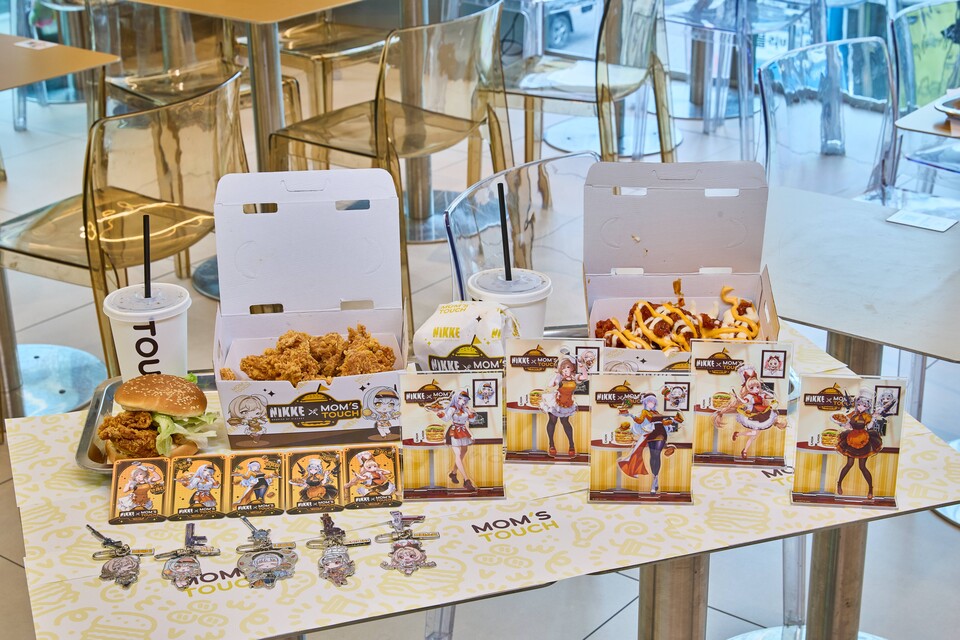 〈승리의여신: 니케〉 맘스터치 컬래버레이션 상품 2종 및 보상