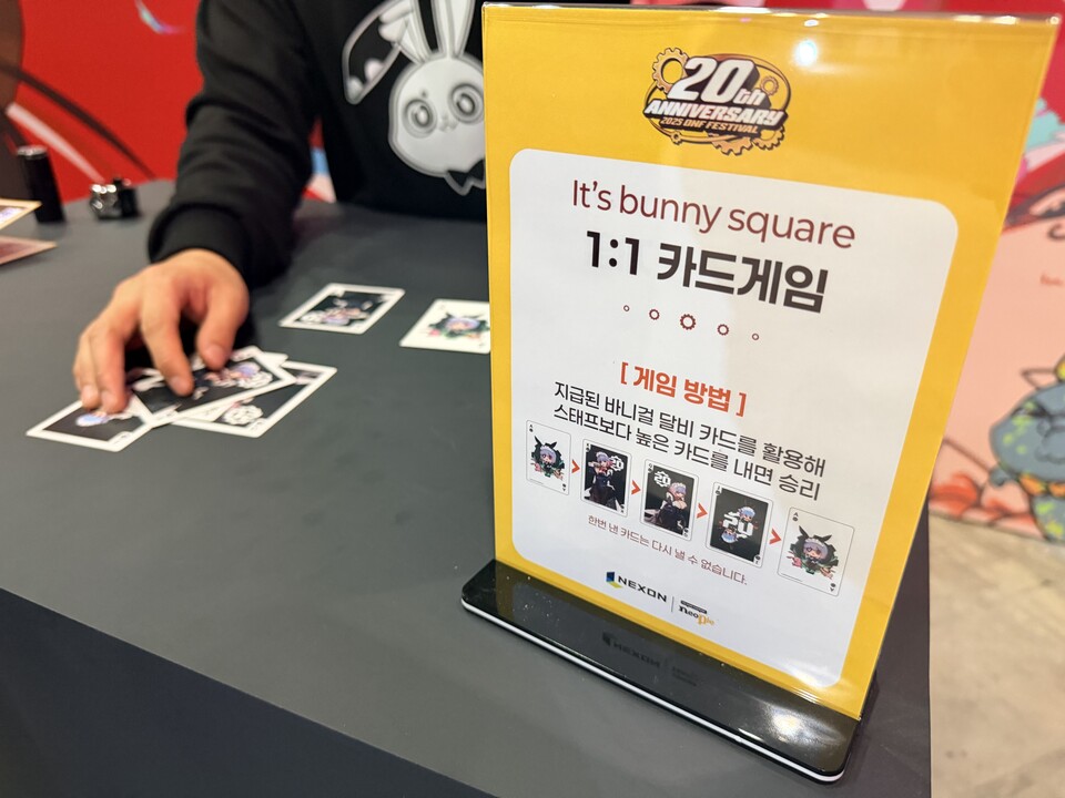 룰은 간단합니다. 큰 수를 내는거죠.