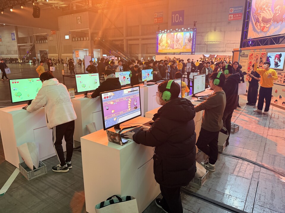 차례차례 미니게임을 시연하고 있는 관람객들의 모습.