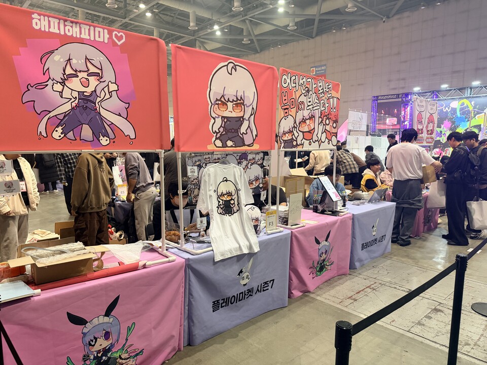 플레이마켓의 2차창작 굿즈의 모습.