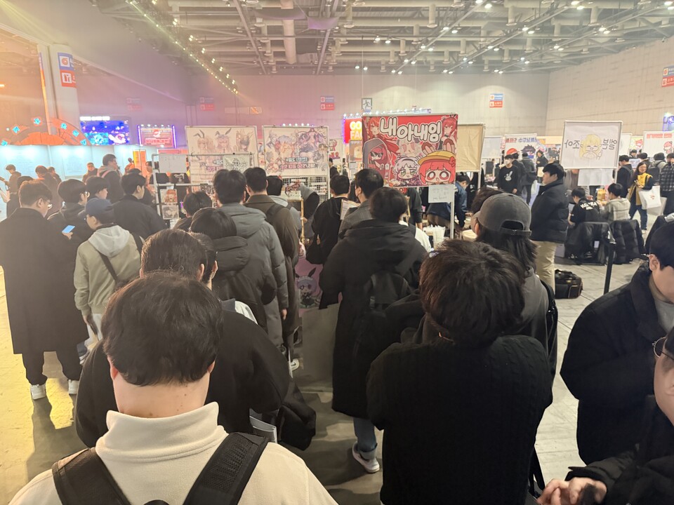 인기 부스에 형성된 긴 줄.