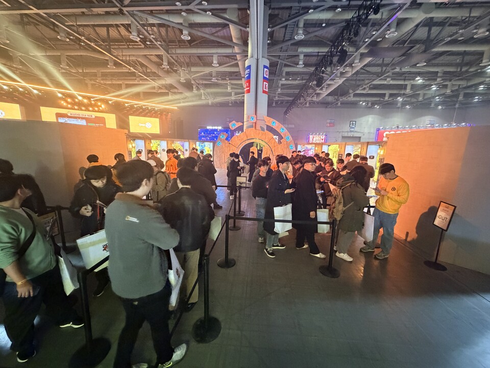 시연 공간마다 팬들이 가득했다.